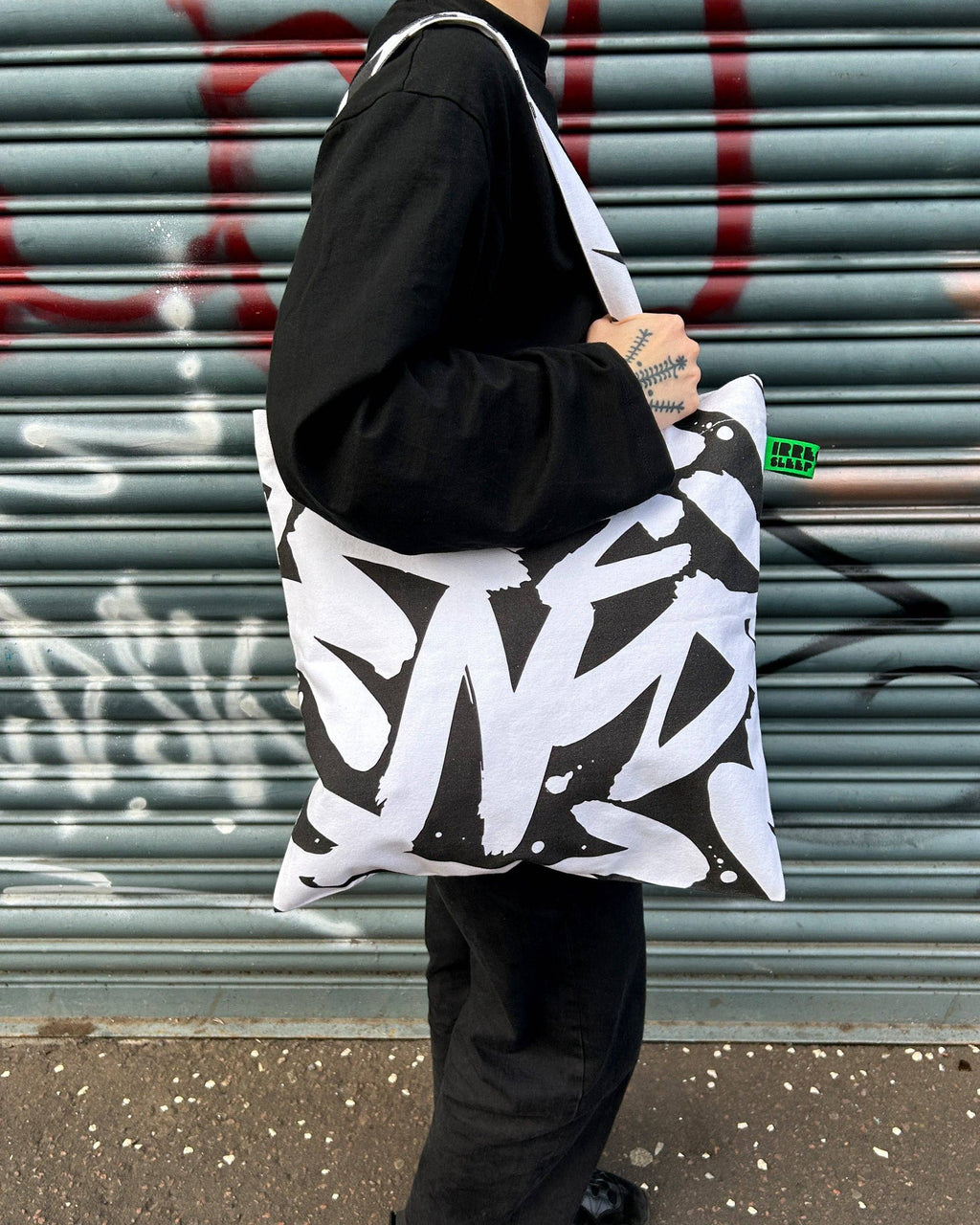 Big Ez Tote Bag in Mono